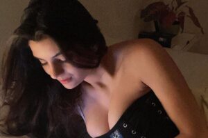 Read more about the article Hottest Actress Anveshi Jain Sizzling Picture in Black Tube Top